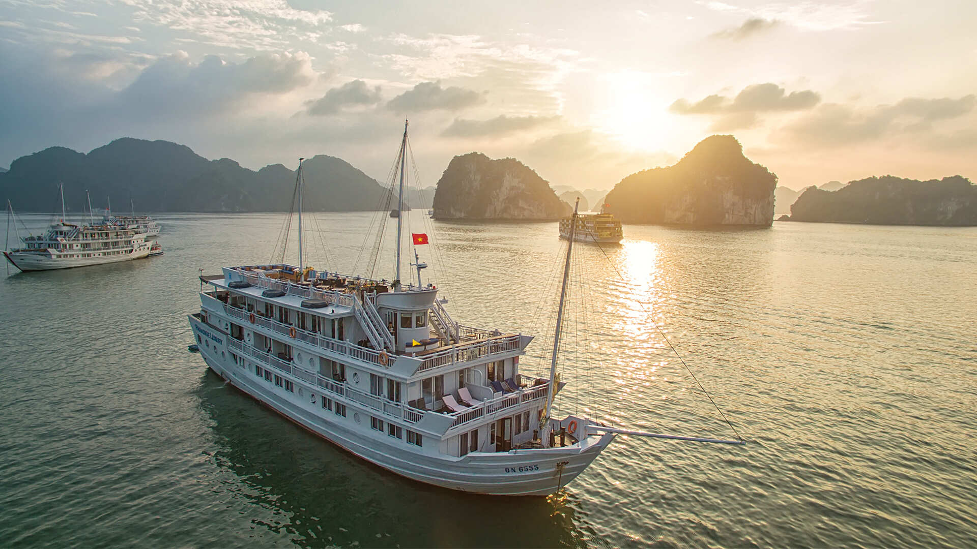 Paradise Luxury Cruises Halong Bay | Halong Paradise Cruises